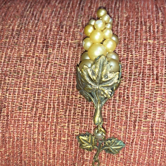 Faux Pearl Grape Vintage Pendant - Picture 3 of 3